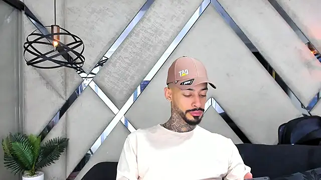 VinzenzRizzo online show from October 22, 2025, 4:13 am