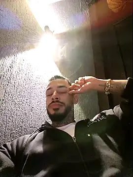 VinzenzRizzo online show from November 17, 2025, 2:50 am