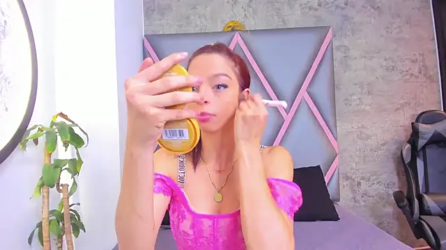 Quee Sophine online show from December 17, 2025, 7:42 pm