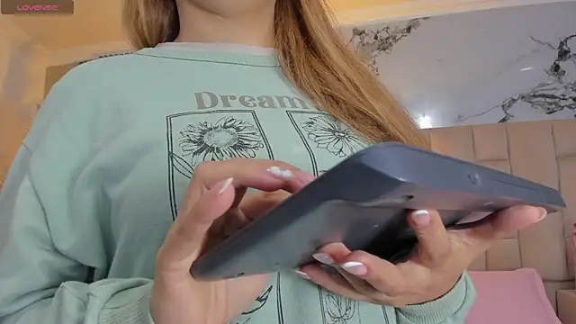 cloesummerr  online show from March 25, 2026, 12:55 pm