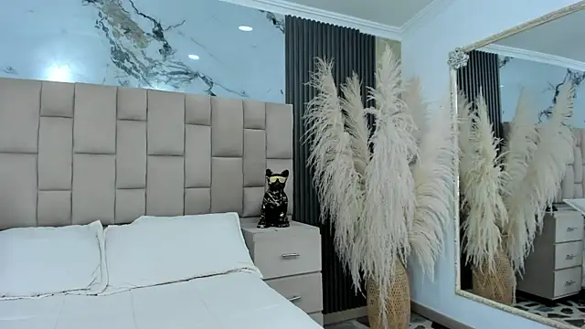 cloesummerr  online show from April 15, 2026, 7:58 pm