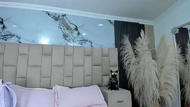 cloesummerr  online show from April 18, 2026, 7:07 pm