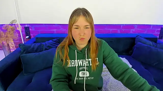 Snapshot of Sofii_darling chatting on November 19, 2025, 5:35 pm Sofii darling online show from November 19, 2025, 5:35 pm