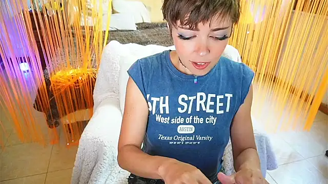 FantasticSonya online show from November 17, 2025, 12:44 pm