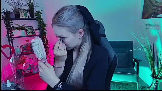 AvaDaviis online show from September 24, 2025, 11:02 am