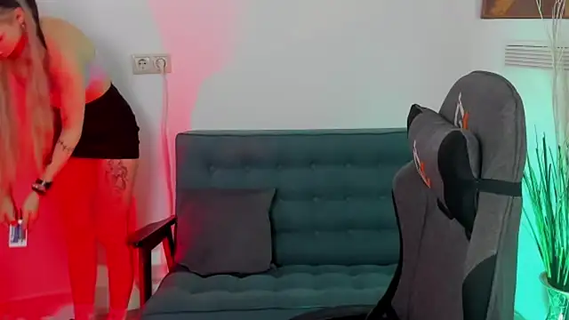 AvaDaviis online show from October 8, 2025, 1:42 pm