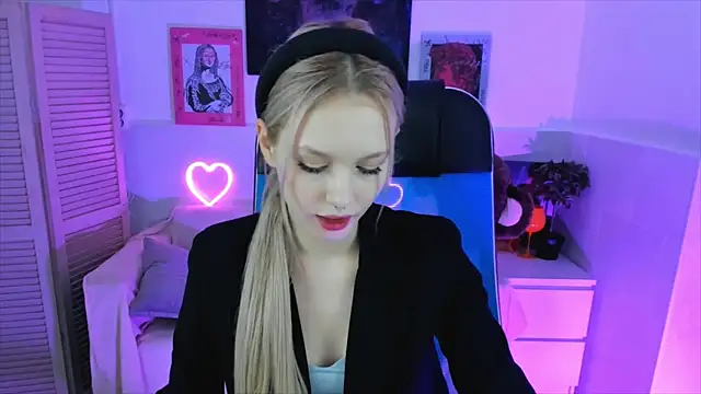 AvaDaviis online show from October 18, 2025, 2:18 pm