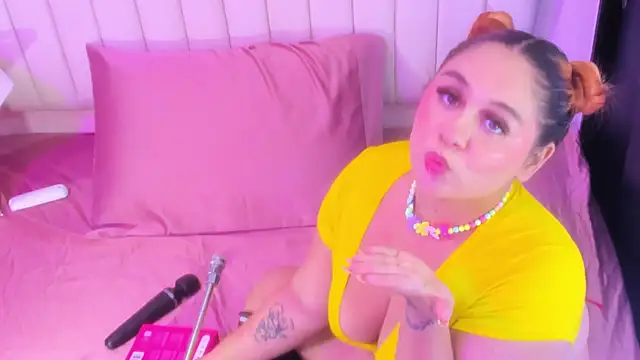 Snapshot of sharlotthe_bigass chatting on June 12, 2026, 3:05 am sharlotthe bigass online show from June 12, 2026, 3:05 am