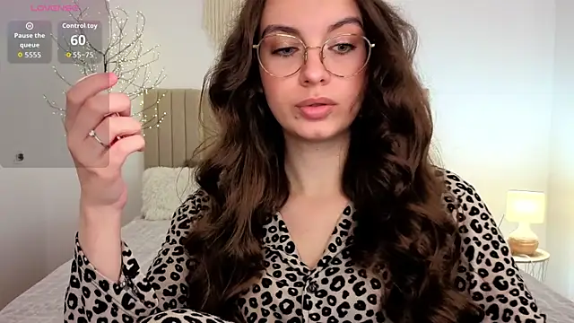 Real cutie1 online show from June 19, 2026, 1:04 pm
