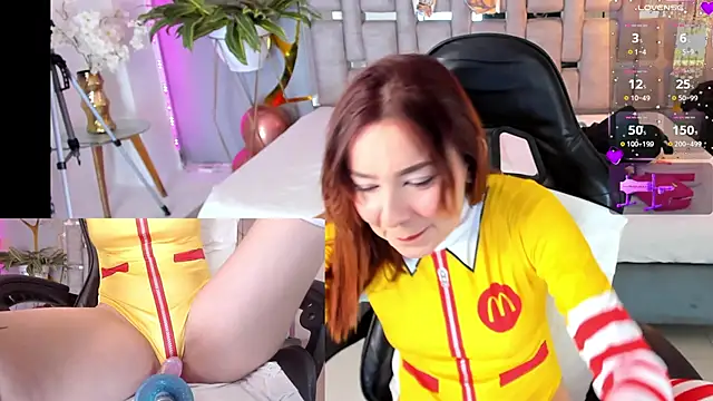 NicoleFerrel online show from October 5, 2025, 3:21 pm