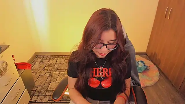 Verolake online show from November 3, 2025, 6:42 pm