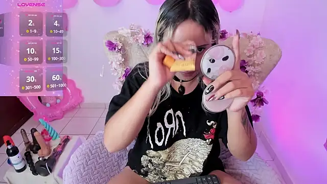 Nataliahenao69 online show from November 12, 2025, 2:28 pm