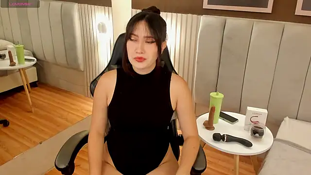 Snapshot of Skyyle_ chatting on April 23, 2026, 12:51 pm Skyyle online show from April 23, 2026, 12:51 pm