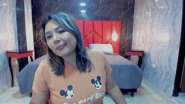 LatinaHoleQueen online show from November 17, 2025, 2:34 pm