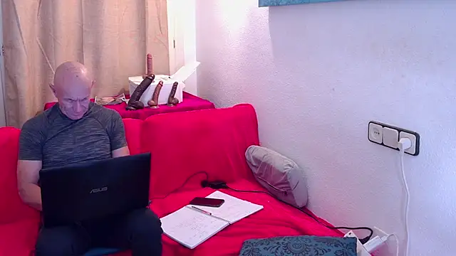 IvonneAndDom online show from February 18, 2026, 11:17 am