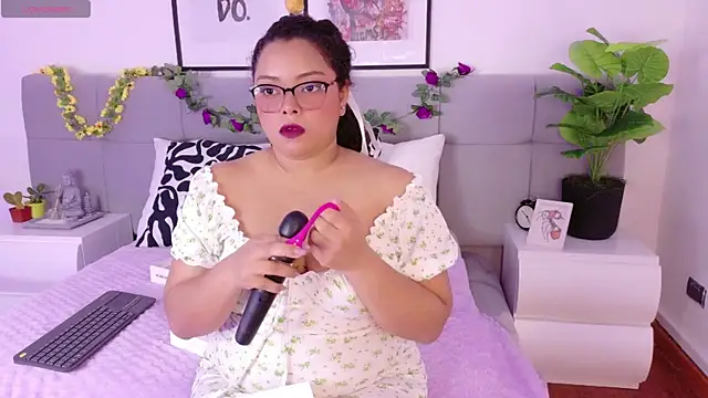 Alanaa Gomez online show from September 18, 2025, 1:13 pm