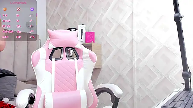 Clhoe Johnson online show from December 2, 2025, 12:21 pm