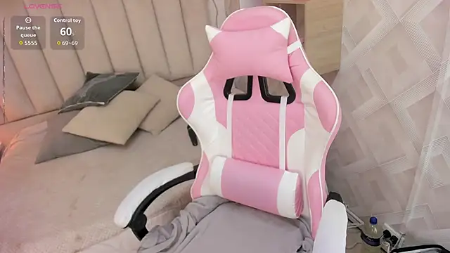 Snapshot of Clhoe_Johnson chatting on December 22, 2025, 1:19 pm Clhoe Johnson online show from December 22, 2025, 1:19 pm