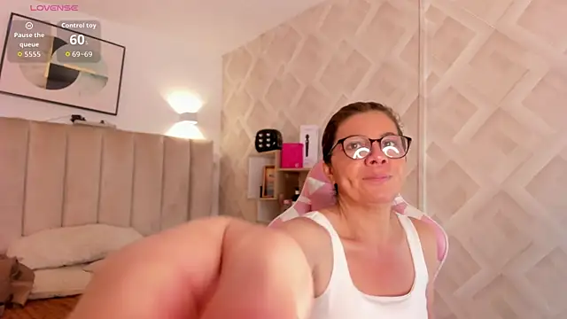 Snapshot of Clhoe_Johnson chatting on February 17, 2026, 12:34 pm Clhoe Johnson online show from February 17, 2026, 12:34 pm