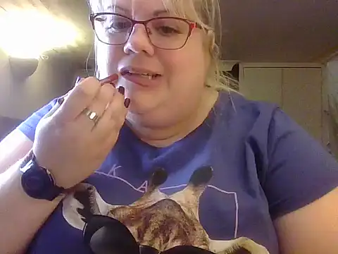 Kinkyhousewife83 online show from October 18, 2025, 2:18 pm