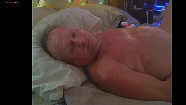 Snapshot of Pussyeat2please chatting on October 1, 2025, 11:16 am Pussyeat2please online show from October 1, 2025, 11:16 am