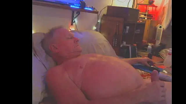 Snapshot of Pussyeat2please chatting on October 9, 2025, 11:19 am Pussyeat2please online show from October 9, 2025, 11:19 am