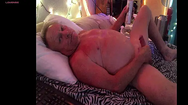 Pussyeat2please online show from April 15, 2026, 5:31 pm