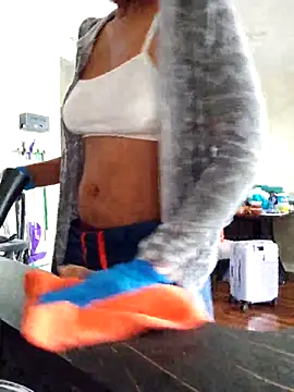 MzWettWett247 online show from October 18, 2025, 1:56 pm
