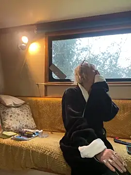 ladyboatlady online show from October 8, 2025, 6:33 am