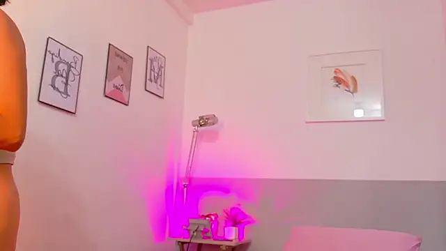 cutepetitee online show from November 7, 2025, 7:58 pm