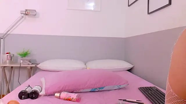 cutepetitee online show from January 15, 2026, 7:28 pm