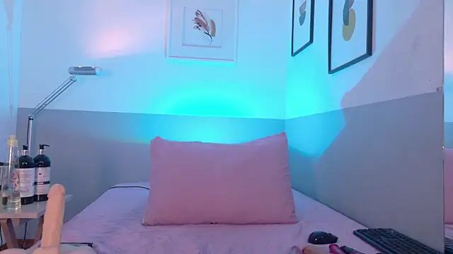 cutepetitee online show from March 20, 2026, 8:14 pm