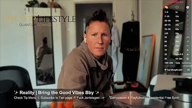 Snapshot of SwingWingWomanSweden chatting on May 21, 2026, 11:06 am SwingWingWomanSweden online show from May 21, 2026, 11:06 am