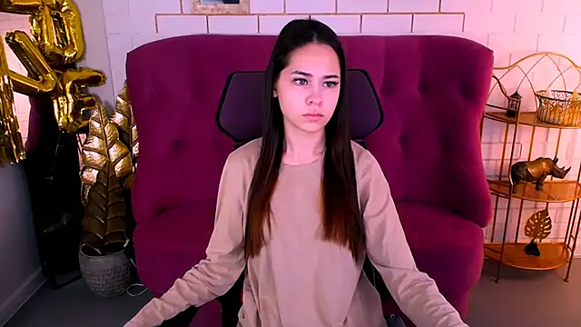 UliaNeer online show from November 17, 2025, 5:02 am