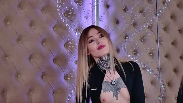 Snapshot of AriWild chatting on November 15, 2025, 4:21 am AriWild online show from November 15, 2025, 4:21 am