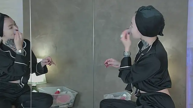 Snapshot of AriWild chatting on December 1, 2025, 4:50 am AriWild online show from December 1, 2025, 4:50 am