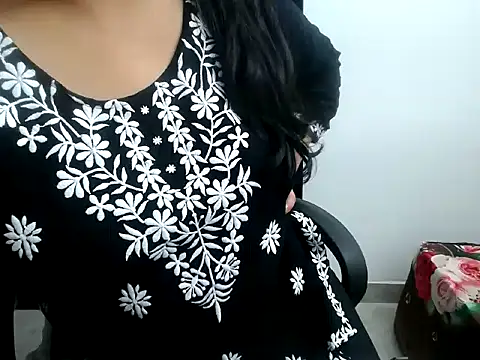 Snapshot of Roshi_Love chatting on June 15, 2026, 7:49 pm Roshi Love online show from June 15, 2026, 7:49 pm