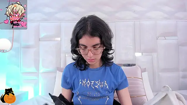 Im Molly Angel online show from October 26, 2025, 3:07 pm