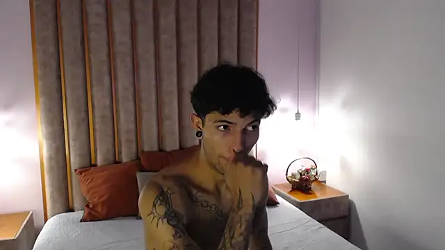 Enzo Hunter online show from October 14, 2025, 3:51 am