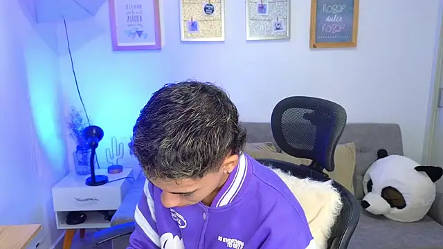 yulian vasquez online show from November 19, 2025, 12:16 pm