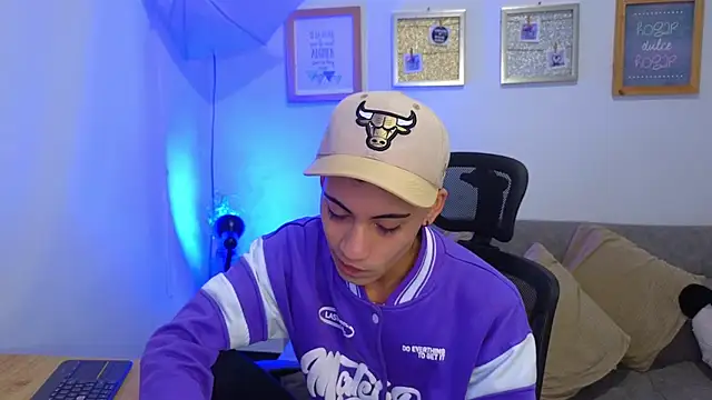 yulian vasquez online show from November 22, 2025, 12:04 pm