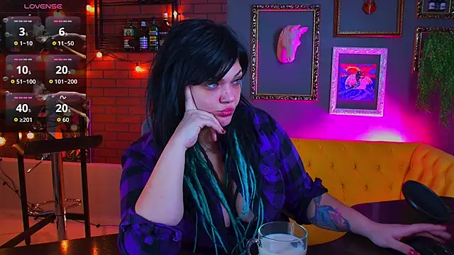 MaryHarrys online show from December 4, 2025, 2:43 am