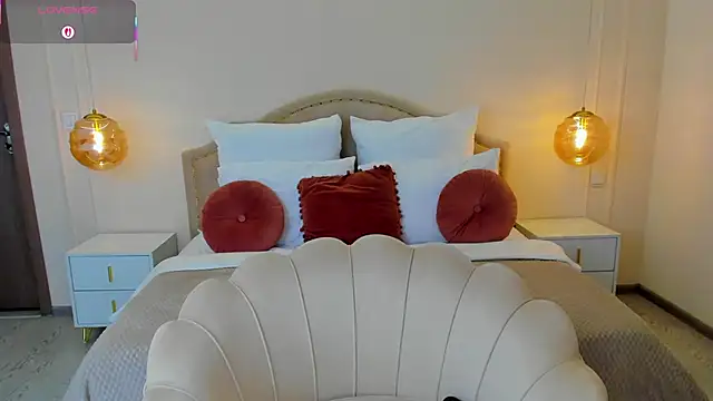 MilaMour online show from December 3, 2025, 8:18 pm