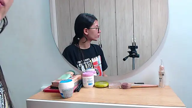 pinky f00x online show from March 12, 2026, 7:42 pm