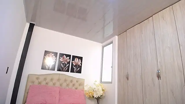 pinky f00x online show from April 16, 2026, 7:14 pm