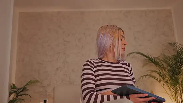 daisyblushh online show from February 25, 2026, 4:05 pm