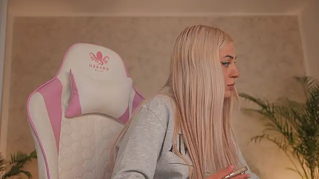 daisyblushh online show from March 12, 2026, 4:35 pm