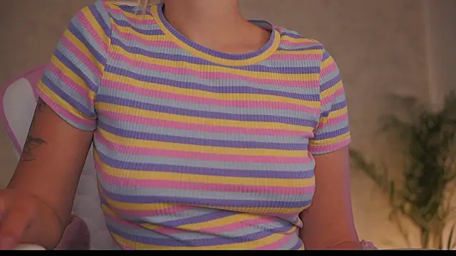 Snapshot of daisyblushh chatting on May 8, 2026, 2:55 pm daisyblushh online show from May 8, 2026, 2:55 pm