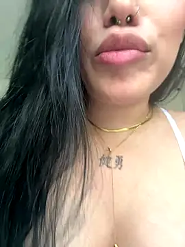 Bella  Wood online show from September 28, 2025, 5:51 pm