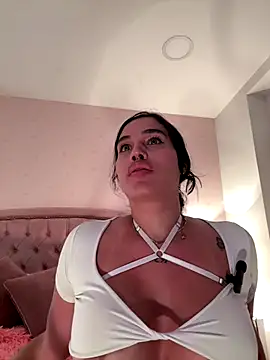 Bella  Wood online show from November 9, 2025, 5:55 pm